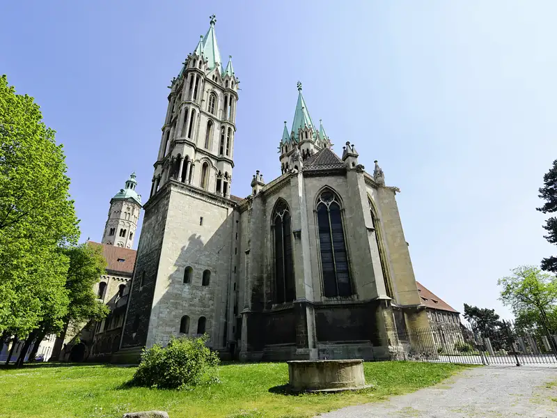 Der Naumburger Dom an der Straße der Romanik in Sachsen-Anhalt, gesehen von der Wiese bei sonnigem Wetter, ein Highlight jeder Studienreise mit Studiosus.