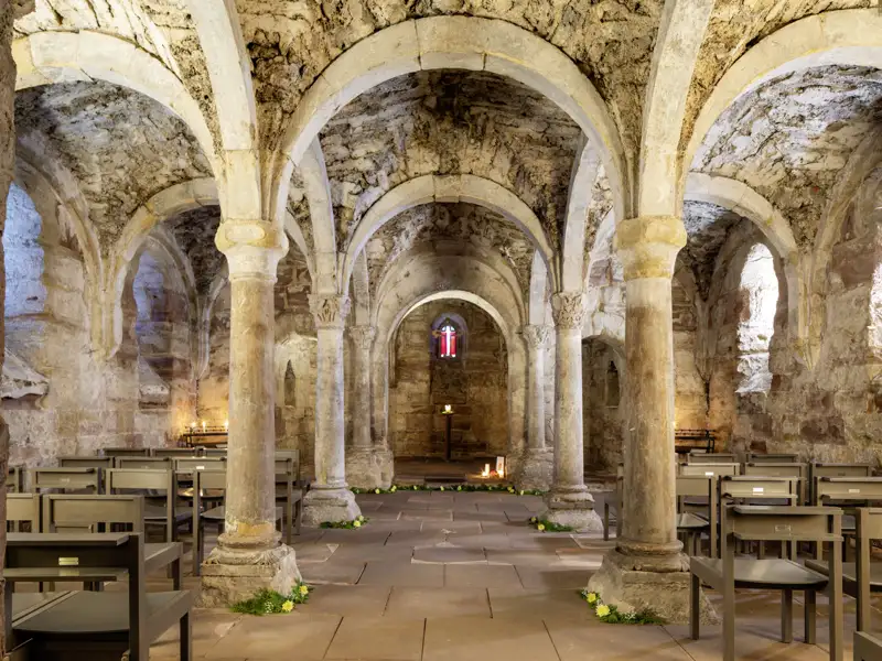 Die spätromanische Krypta des Benediktinerklosters Memleben mit massiven Steinsäulen, Kreuzgratgewölbe und Stuhlreihen für Besucher, ein toller Anblick der Eventreise mit Studiosus.