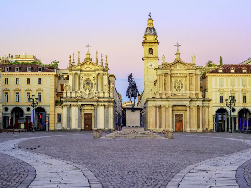 Die barocke Piazza San Carlo in Turin mit den Zwillingskirchen und dem Reiterstandbild im stimmungsvollen Morgenlicht, ein toller Moment auf unserer Gruppenreise mit Studiosus.