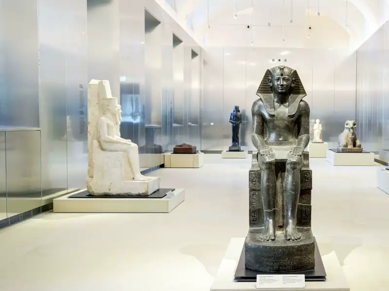 Eindrucksvolle Sammlung ägyptischer Statuen in den modernen Ausstellungsräumen des Museo Egizio in Turin, ein historisches Highlight unserer Eventreise mit Studiosus.