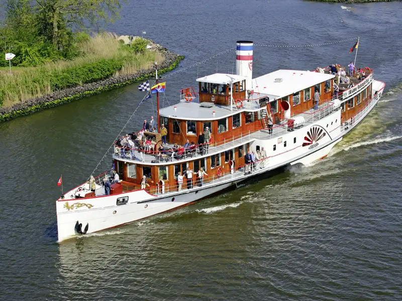 Das Dampfschiff Freya unterwegs auf dem  Nord-Ostsee Kanal.