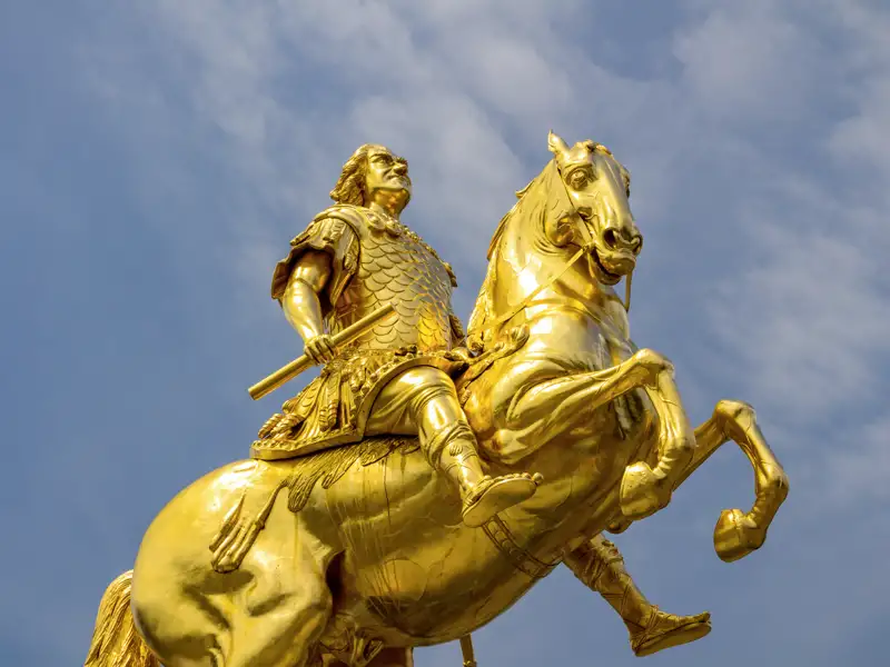 Die imposante, vergoldete Reiterstatue „Goldener Reiter“ in Dresden, die August den Starken darstellt, ein Highlight jeder Gruppenreise mit Studiosus
