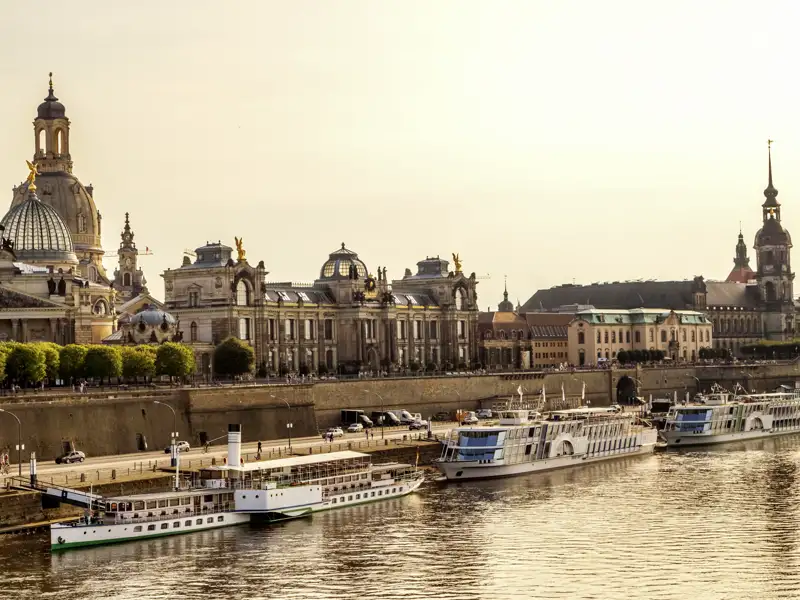 Skyline der Dresdner Altstadt mit der Frauenkirche am Elbufer mit Ausflugsschiffen, welche wir auch auf unserer Rundreise mit Studiosus bewundern können