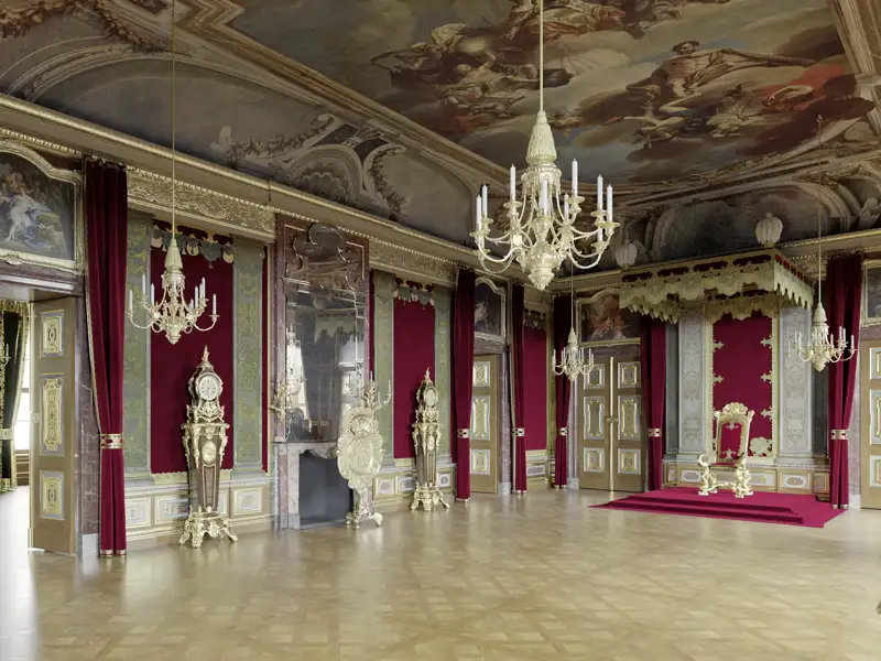 Barocker Prunk im Dresdner Residenzschloss: Das Paradeschlafzimmer Augusts des Starken mit Thronhimmel und Deckenfresko, ein Highlight der Gruppenreise mit Studiosus.