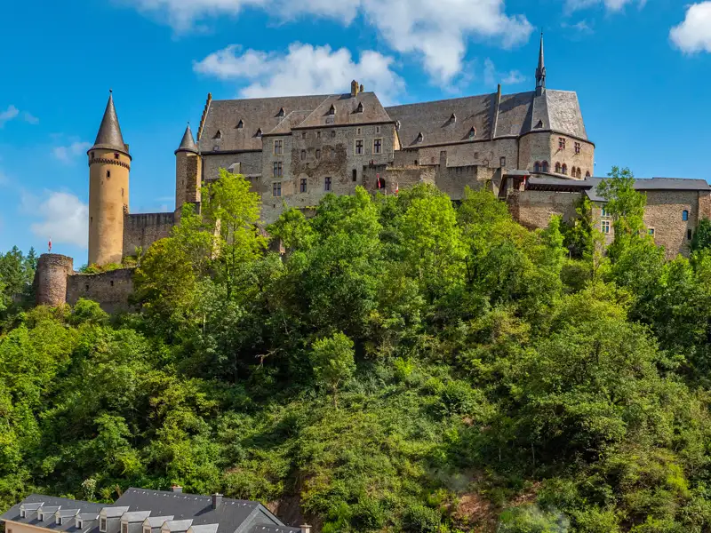 Die mittelalterliche Burg Vianden in Luxemburg thront majestätisch auf einem dicht bewaldeten Hüge, ein Schöner Ausblick auf unserer Rundreise mit Studiosus