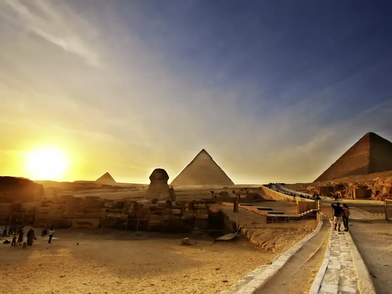 Zu unserer Reise nach Ägypten für Singles und Alleinreisende gehört der Besuch des Sphinx, der  Chefren- und der Cheopspyramide. Die untergehende Sonne taucht Landschaft und Bauten in ein eindrucksvolles Licht.