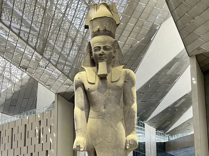 Auf unserer Reise  besuchen wir das im Neuen Ägyptischen Museum (GEM)  in Kairo.und erfahren die Hintergründe der Ramses Statue.