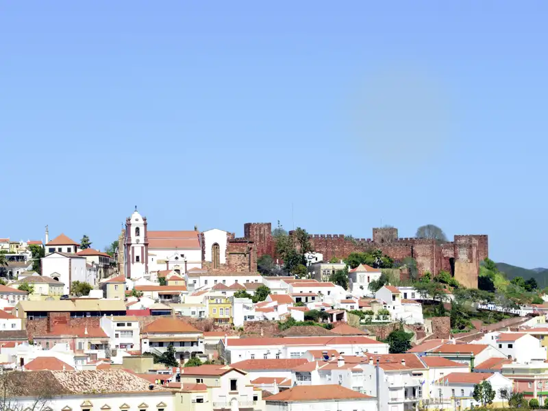 Auf unsere Singlereise an die portugiesische Algarve betrachten wir das Panorama von Silves mit der historischen Burg und der Stadt im Vordergrund.