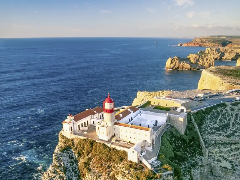 Luftaufnahme des Leuchtturms am Cabo de São Vicente, der auf hohen Klippen über dem Atlantik an der Algarve thront, ein Hingucker auf unserer Studiosus Gruppenreise nach Portugal.