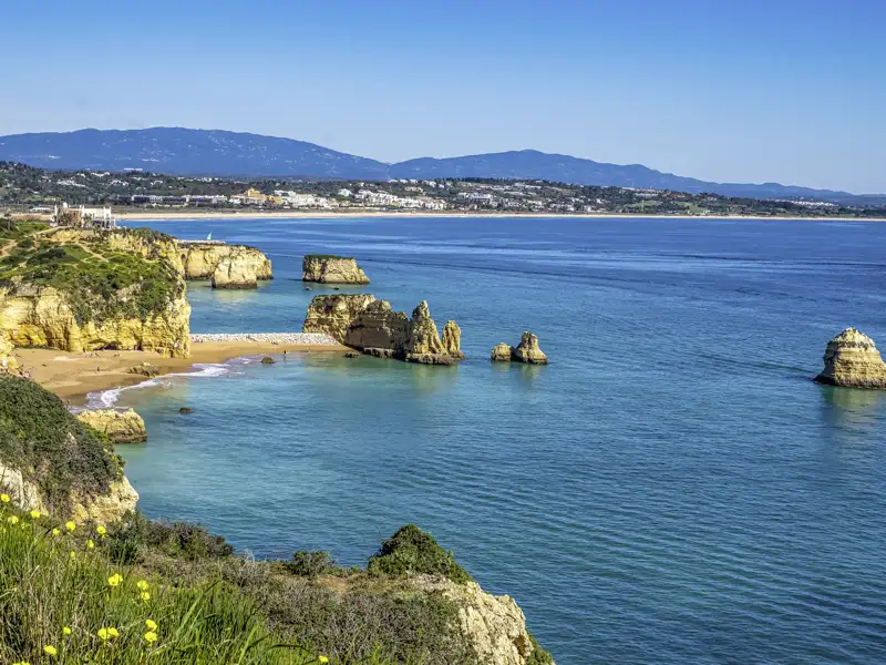 Goldene Felsformationen der Ponta da Piedade ragen aus dem türkisblauen Atlantik vor der Küste von Lagos an der Algarve, ein Nuturhighlight auf unserer Studiosus Gruppenreise nach Portugal.