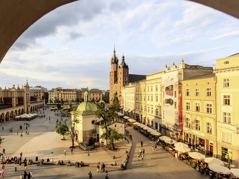 Auf unserer Studiosus-Reise besuchen wir Krakaus Altstadt inklusive Marktplatz und Marienkirche.