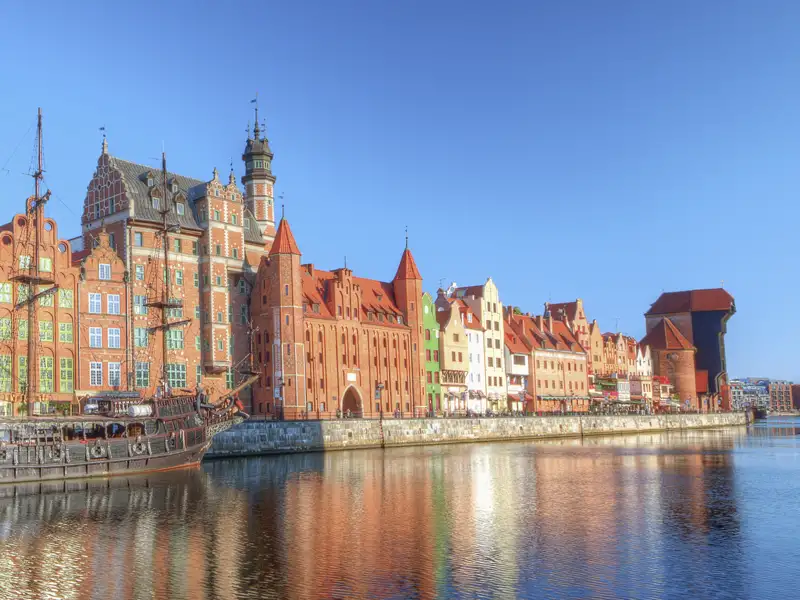 Auf unserer achttägigen Studienreise Danzig-Masuren - mit Muße sehen wir im Danziger Hafen diese eindrucksvolle Häuserzeile. Rechts davon steht übrigens das Krantor, das wohl bekannteste Wahrzeichen der Stadt.