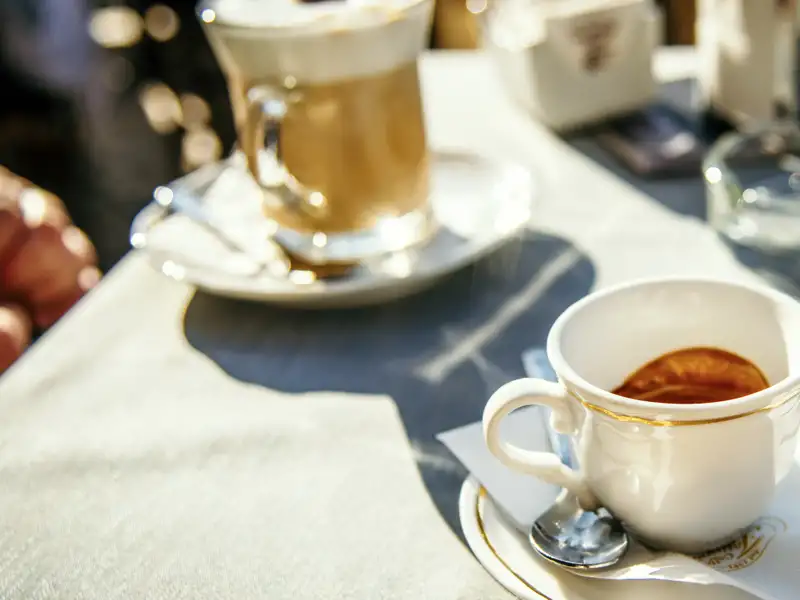 Auf unserer Gruppenreise ist immer wieder Zeit für Entspannung bei einer Tasse Espresso.