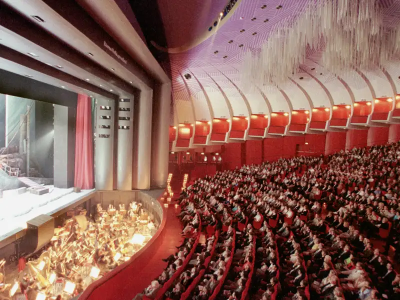 Der voll besetzte Zuschauersaal des modernen Teatro Carlo Felice in Genua während einer beeindruckenden Opernaufführung, welchen wir auf unserer Eventreise mit Studiosus bewundern.