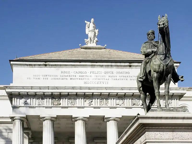 Reiterdenkmal von Giuseppe Garibaldi vor der neoklassizistischen Fassade des Opernhauses Teatro Carlo Felice in Genua, ein Highlight unserer Gruppenreise mit Studiosus nach Italien.