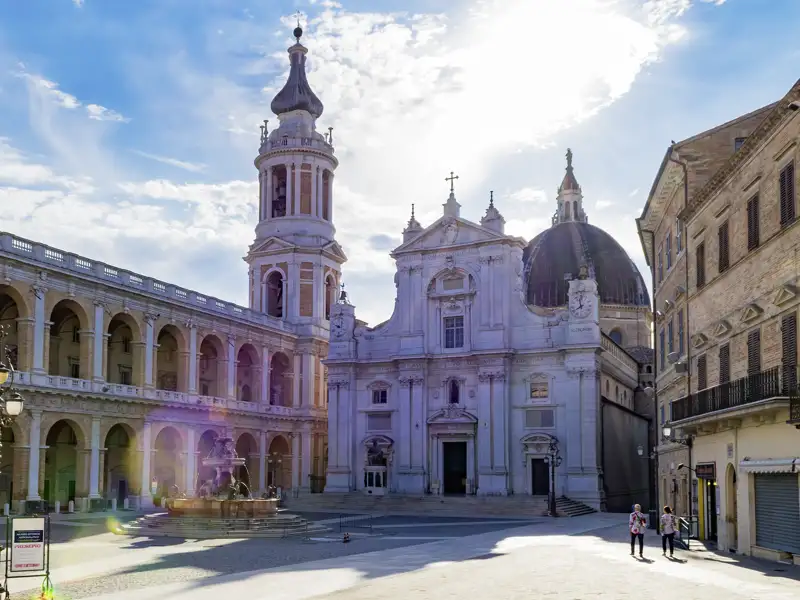 Ein Ziel der Reise ist Loreto. Hier durften sich die besten Architekten der Renaissance voll ausleben, z.B. bei der Basilika della Santa Casa, einem wichtigen Wallfahrtsort.