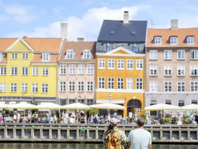 Die belebten Restaurants am Kai des Nyhavn in Kopenhagen, ein toller Anblick auf jeder Gruppenreise nach Dänemark.