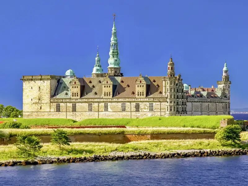 Majestätisches Schloss Kronborg in Helsingör (UNESCO-Welterbe), Hamlets Schauplatz, bei blauem Himmel vom Öresund aus gesehen, ein Higlight jeder Gruppenreise mit Studiosus.
