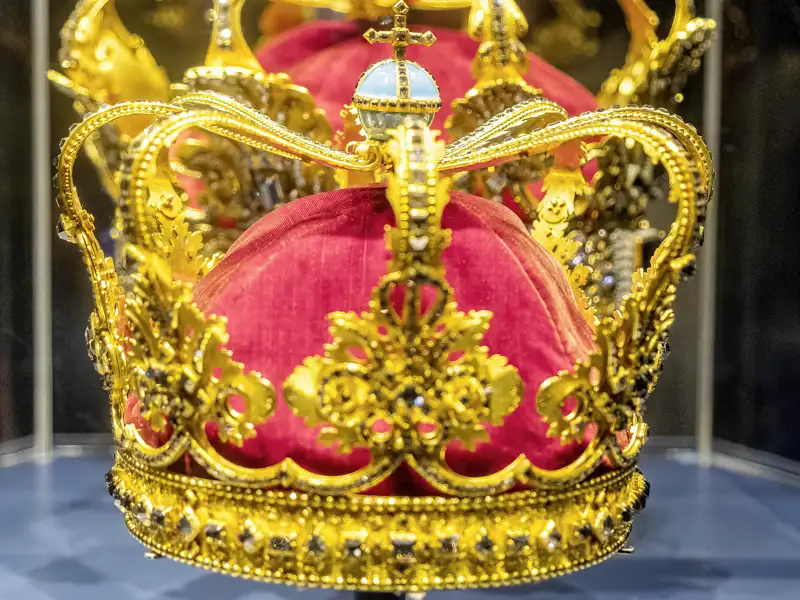 Goldene Krone mit Juwelen und rotem Samt, ausgestellt in der Schatzkammer von Schloss Rosenborg in Kopenhagen, ein Highlight unserer Studienreise mit Studiosus.