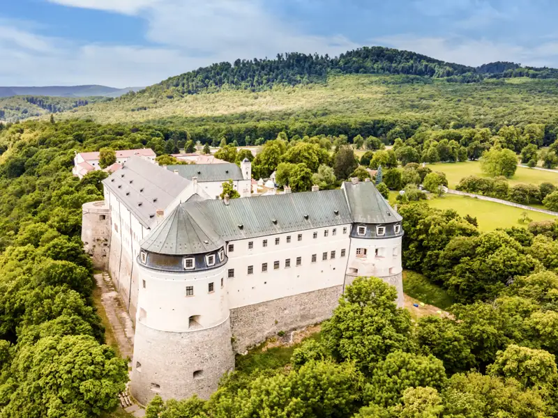 Die monumentale Biberburg (Cerveny Kamen) thront auf einer Anhöhe in den dicht bewaldeten Kleinen Karpaten der Slowakei, ein toller Anblick auf unserer Gruppenreise mit Studiosus.