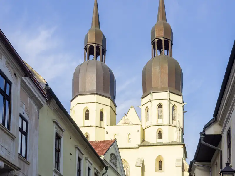 Die markanten Türme der Kathedrale in Trnava während einer Studienreise durch die Slowakei bei strahlend blauem Himmel.