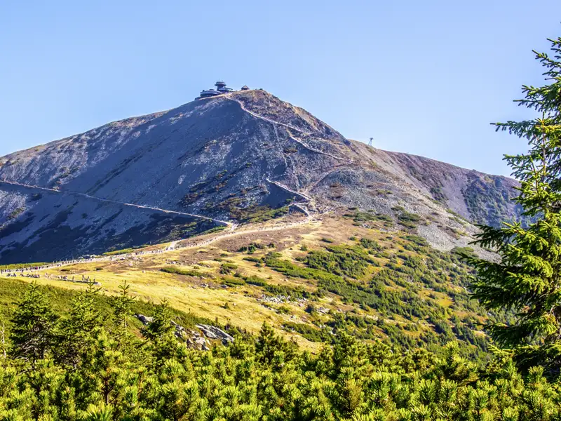 Während der smart&small-Rundreise duch Südpolen erklimmen wir per Sessellift die Schneekoppe bis auf 1377 m und wandern von dort aus hinunter.