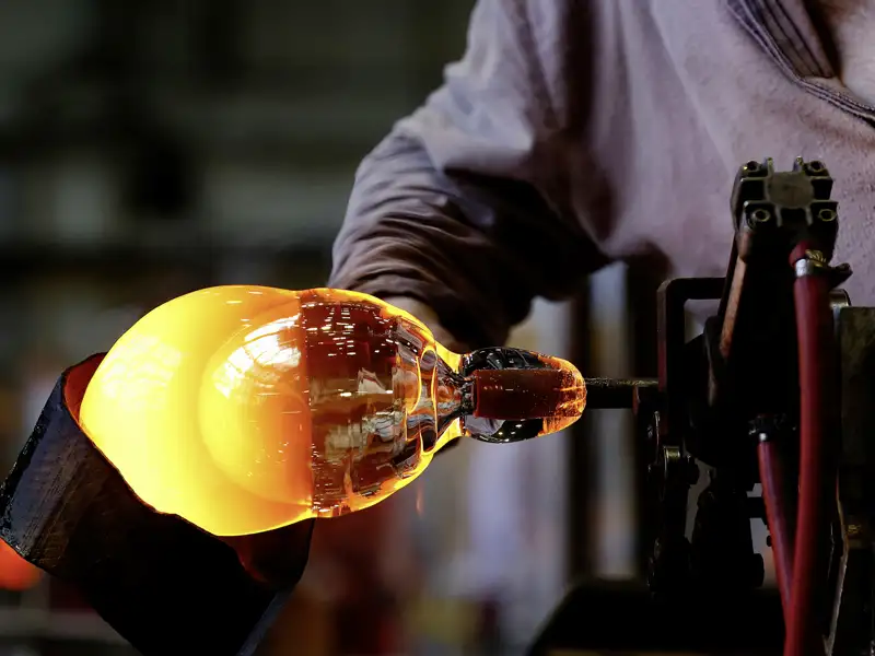 Einblick in die böhmische Glaskunst: Ein Handwerker bearbeitet glühendes Glas in der Glashütte in Harrachov, ein Highlight auf  unserer Eventriese mit Studiosus.