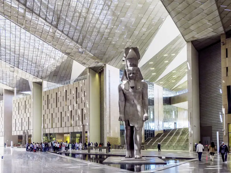Statuevon Ramses II im modernen Atrium des Grand Egyptian Museum.
