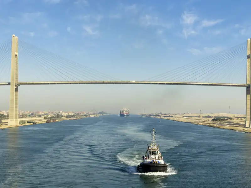 Suezkanal mit Brücke und Frachtschiff
