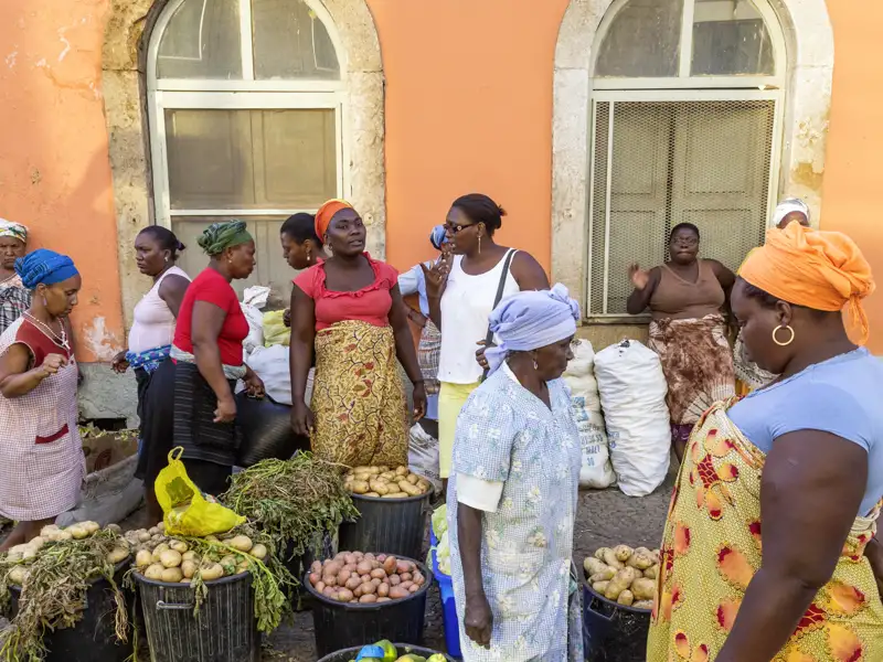 Bei unserer Reise auf die Kapverden spazieren wir über einen Markt in Praia, Die Hauptstadt der Kapverden ist bunt, lebendig und mit unverkennbar afrikanischem Flair.