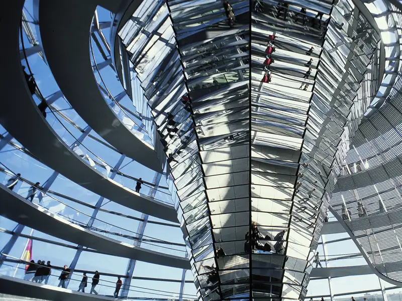 Während der fünftägigen Singlereise über Silvester nach Berlin die Wahrzeichen wie zum Beispiel den Reichstag erkunden, die Hauptstadt wird nie langweilig und bietet für jeden etwas.