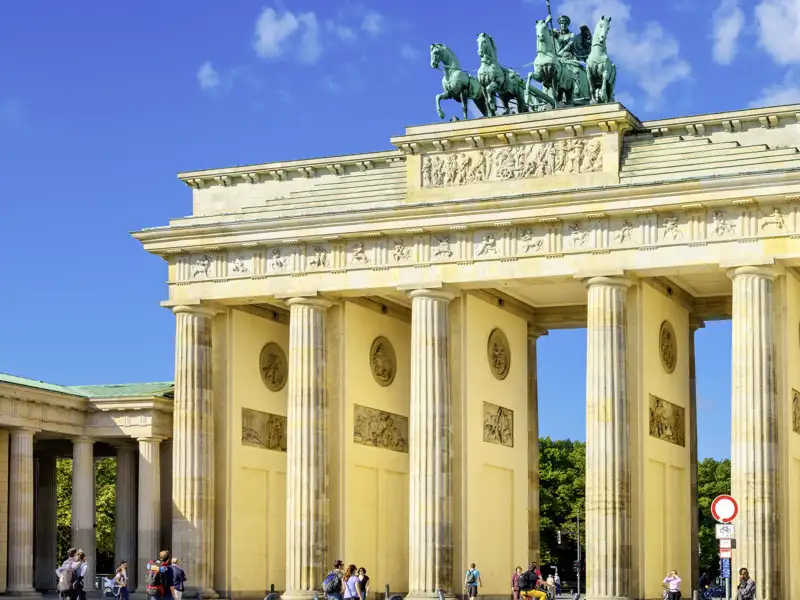 Das Brandenburger Tor in Berlin, Symbol deutscher Geschichte und Einheit, mit der Quadriga bei strahlendem Sonnenschein, ein Fotostopp auf unserer Studienreise mit Studiosus.