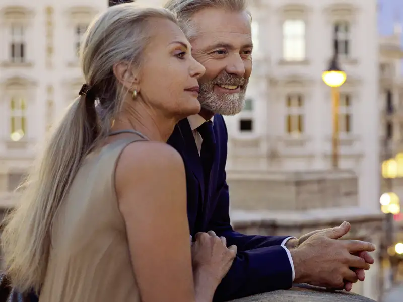 Paar vor Salzburger Kulisse