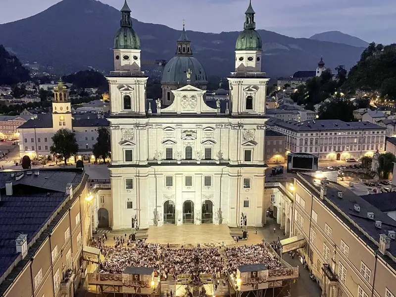 "Jedermann"-Bühne mit Blick auf den Dom