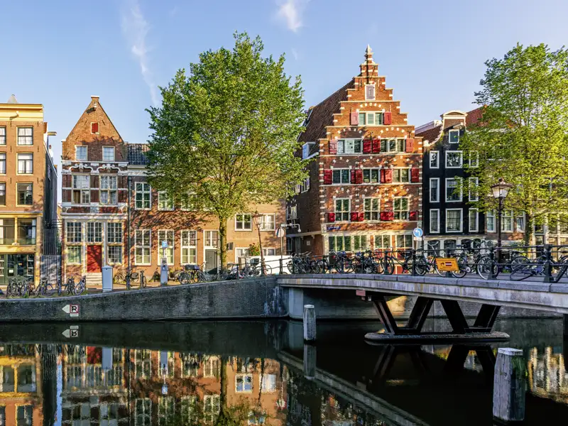 Ein Höhepunkt jeder Reise in die Niederlande ist ein Besuch in Amsterdam. Eine Bootsfahrt oder ein Spaziergang am  Grachtengürtel entlang versprechen unzählige schöne Fotomotive.