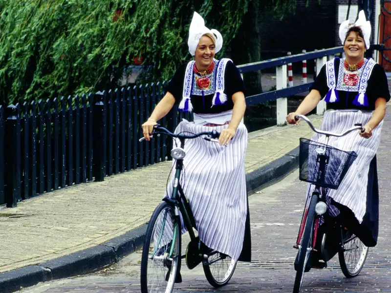 Nach wie vor wird Tradition in den Niederlanden sehr hoch geschätzt, und man zeigt sich beispielsweise gern in den typischen Trachten. Und auch das Fahrrad gehört bei unseren Nachbarn selbstverständlich zum Stadtbild. Auf unserer Rundreise werden Sie immer wieder solche spontanen Begegnungen erleben.