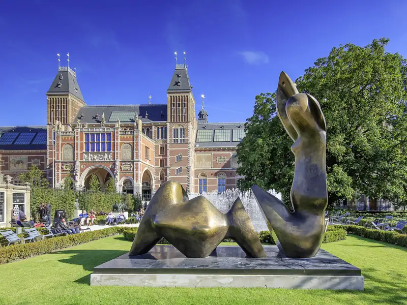 Moderne Bronzeskulptur im Garten des Rijksmuseums in Amsterdam, ein Highlight der Studienreise durch die Niederlande.
