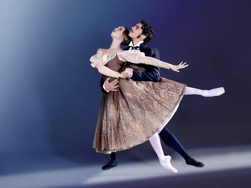 Tänzer des Stuttgarter Balletts in historischen Kostümen während einer dramatischen Szene aus John Crankos Ballettklassiker 'Onegin'.