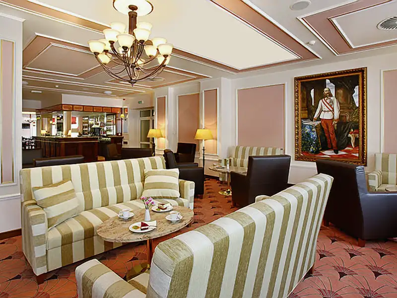 Die elegante Lobby des Hvezda Health Spa Resorts in Marienbad lädt mit bequemen Sofas und einer Bar zum Verweilen ein, ein Highlight auf unserer Studienreise mit Studiosus.