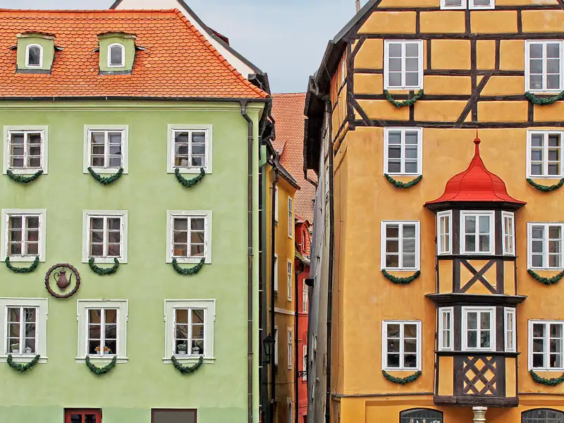 Auf unserer Studienreise durch Böhmen besuchen wir die Stadt Eger (Cheb) und ihren Marktplatz mit den mittelalterlichen Häusern.