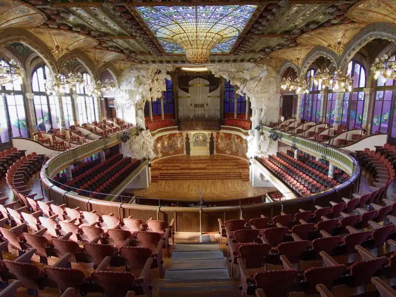 Prachtvoller Konzertsaal des Palau de la Música Catalana in Barcelona, ein Meisterwerk des Modernisme von Domènech i Montaner, welchen wir auf unserer Gruppenreise mit Studiosus bewundern.