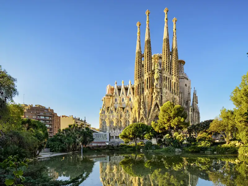Auf unserer CityLights-Städtereise nach Barcelona erleben Sie in kleiner Gruppe und mit Studiosus-Reiseleitung die Highlights der katalanischen Hauptstadt, etwa die himmelstrebenden Türme der Sagrada Família.