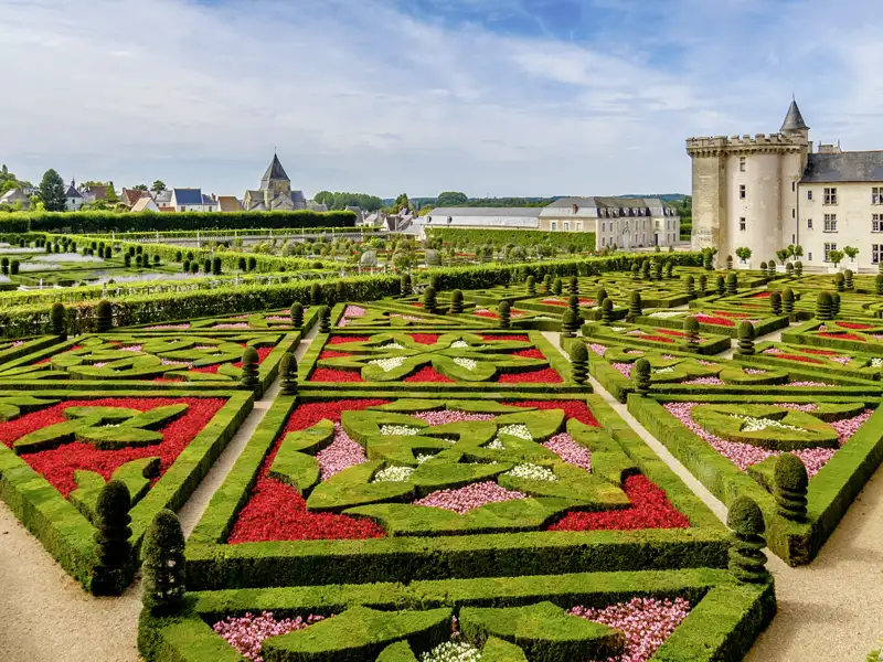 Die kunstvollen Renaissancegärten von Schloss Villandry mit geometrischen Blumenbeeten und Buchsbaumhecken im Loiretal, ein Highlight auf unserer Gruppenreise mit Studiosus.