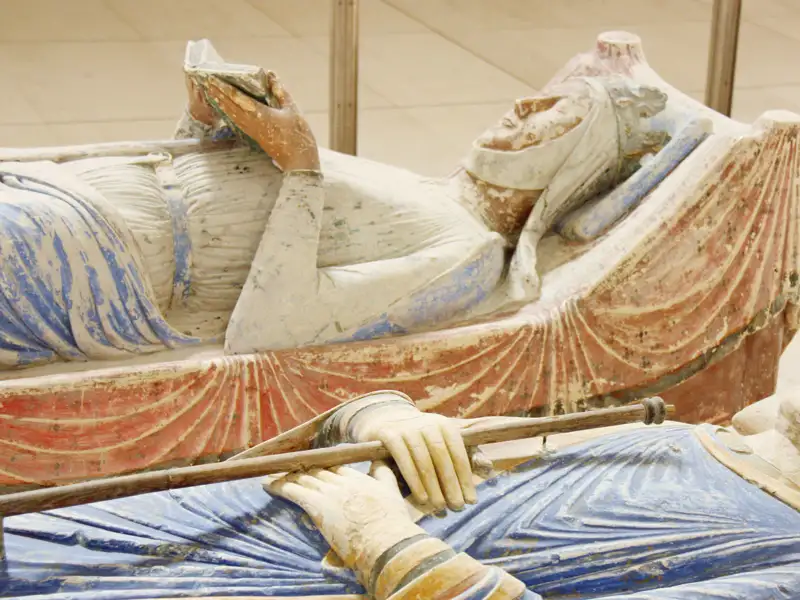 Detail der bemalten Grabfigur von Eleonore von Aquitanien, die aufgebahrt in der Abtei von Fontevraud in einem Buch liest.