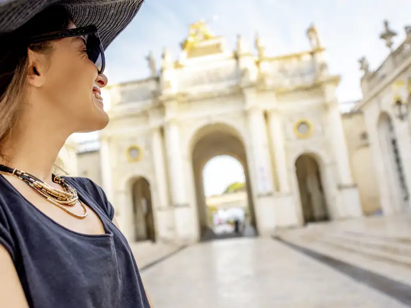 Mit seinem barocken Gebäudeensemble, den goldglänzenden Toren und dem Triumphbogen zählt der Place Stanislas in Nancy zu den schönsten Plätzen Europas. Auf unserer Studienreise machen wir auch hier Station.