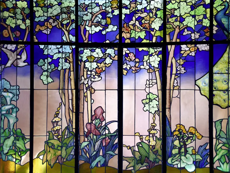 Jugendstil-Glasfenster im Musée de l'École de Nancy, ein Highlight der Studienreise: Pfau, Taube und florale Motive.