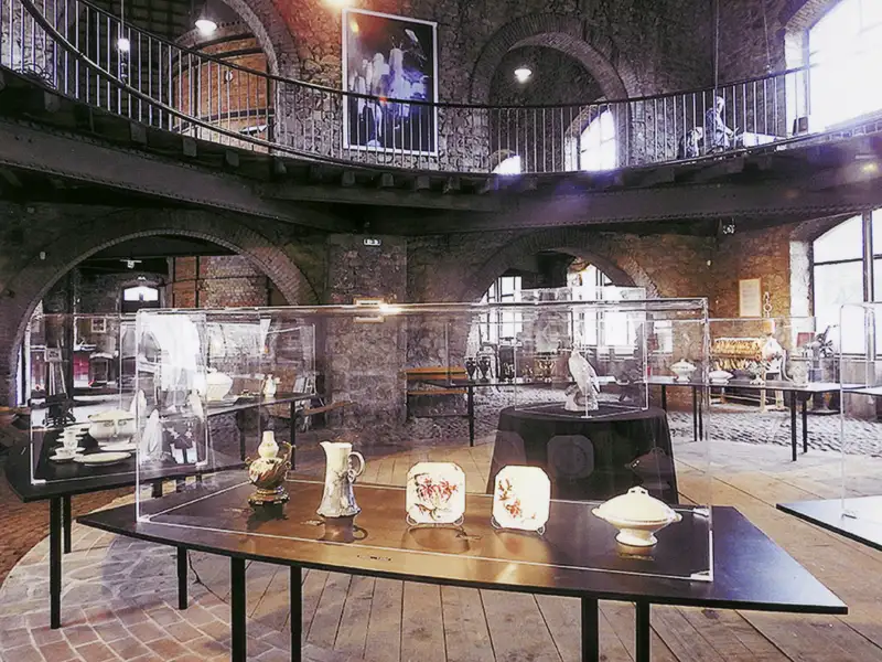 Ausstellung von Porzellan in Vitrinen im alten runden Brennofen, dem Ancien Four rond à porcelaine, in Casseaux bei Limoges, ein Highlight auf unserer Gruppenreise mit Studiosus.