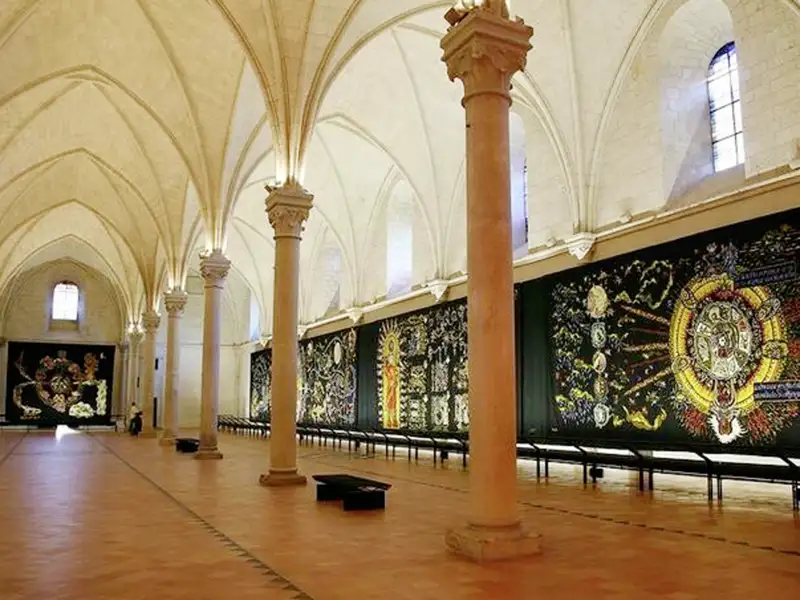 Der monumentale Wandteppichzyklus 'Le Chant du Monde' in der Ausstellungshalle mit gotischem Gewölbe der Cité de la tapisserie, ein Stop auf unserer Gruppenreise mit Studiosus.