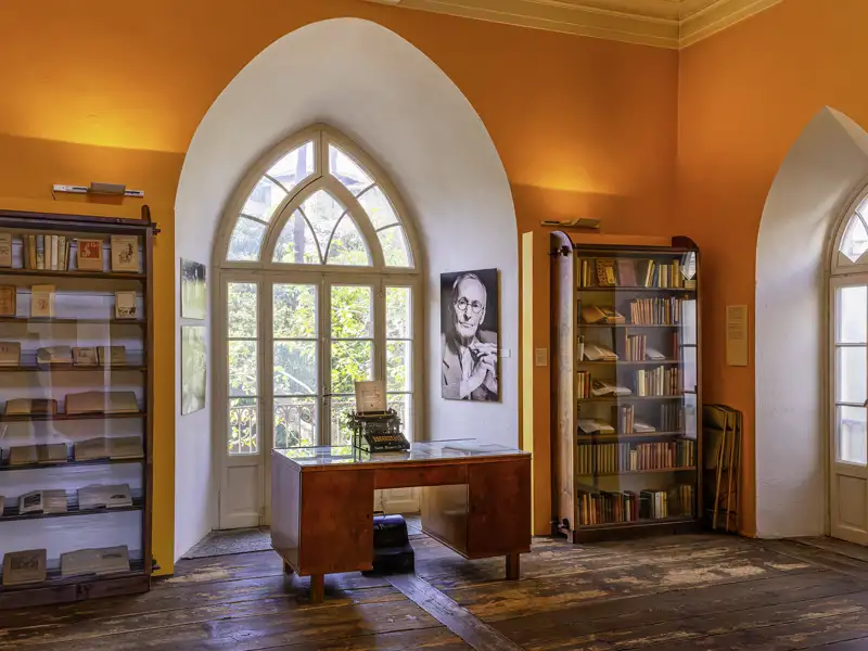 Schreibtisch mit Schreibmaschine im sonnendurchfluteten Arbeitszimmer des Hermann Hesse Museums in Montagnola bei einer Studienreise.