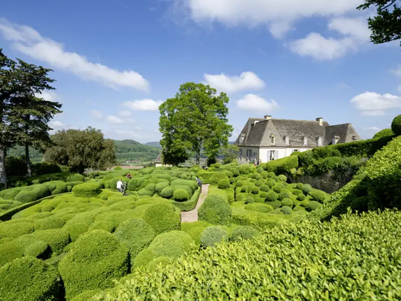 Von den kunstvoll gepflanzten Gärten von Marqueyssac genießen wir auf unserer Reise ins Périgord den Blick ins Tal der Dordogne